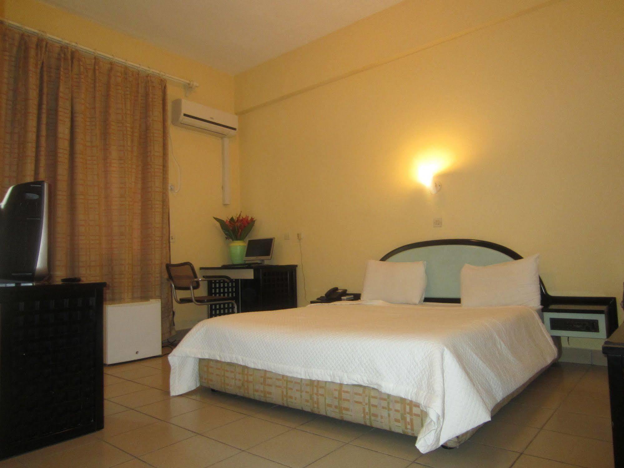 Hotel Beausejour Mirabel Bonaberi Exterior photo